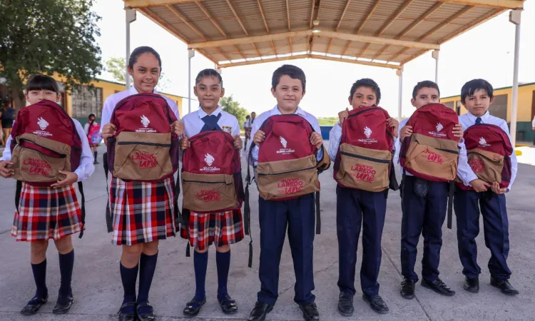 AGRADECEN DOCENTES Y PADRES DE FAMILIA APOYO DE UNIFORMES, MOCHILAS Y ÚTILES ESCOLARES
