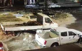 Tormenta provoca inundaciones y vehículos arrastrados en Guadalajara