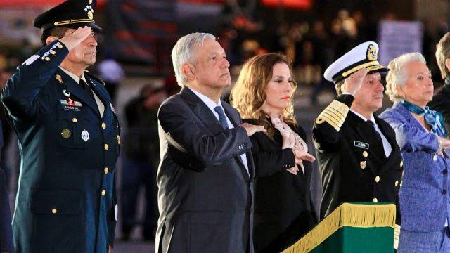 AMLO alza bandera en recuerdo a víctimas de los sismos