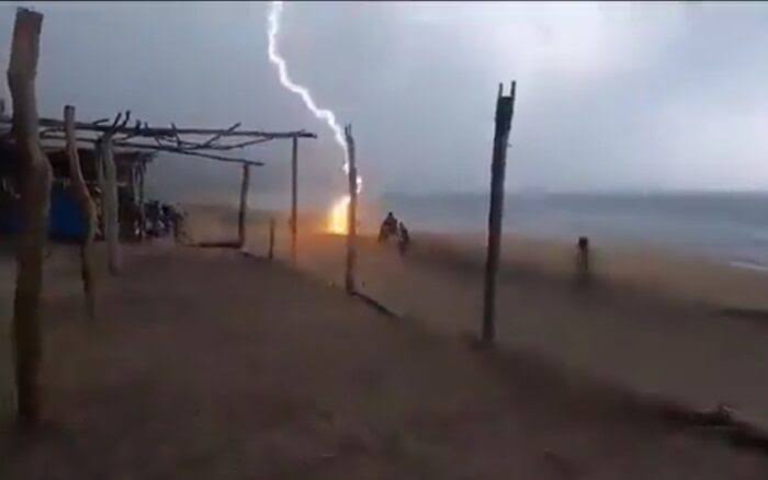 Impacta rayo sobre dos personas en playa de Michoacán
