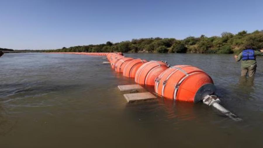 Juez federal en Texas ordenó al gobierno estatal retirar barrera de boyas instalada sobre el río Bravo