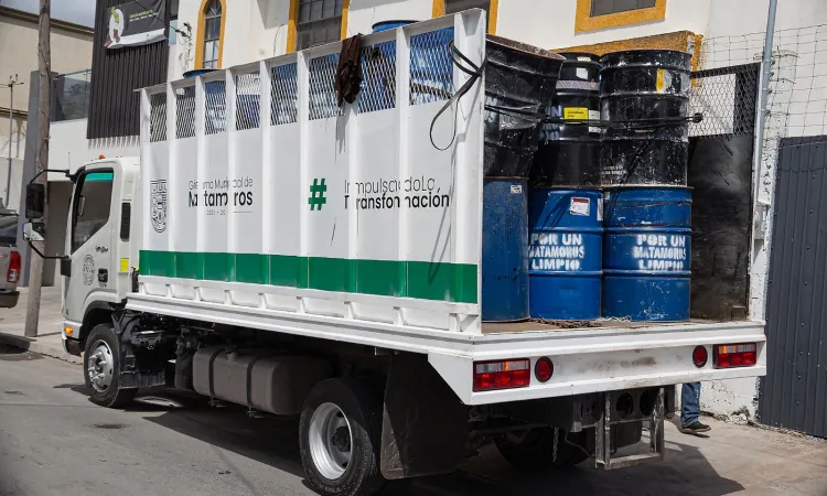 Entrega Gobierno de Matamoros contenedores para residuos domésticos; exhorta a evitar colocar basura en camellones