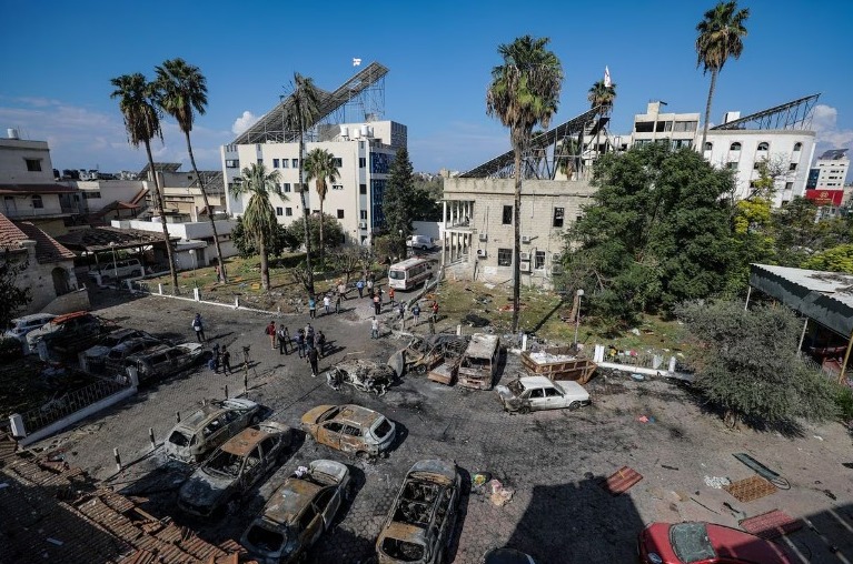 Hamas e Israel se acusan mutuamente por explosión que mató a cientos en hospital de Gaza