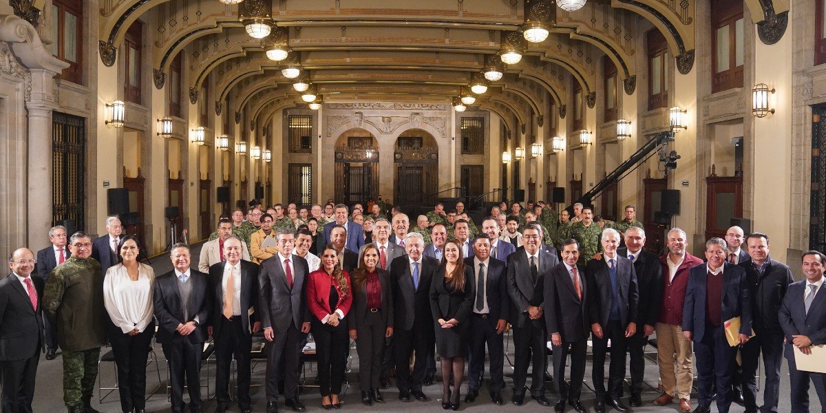 Gobernadores de Morena se reúnen con AMLO en Palacio Nacional