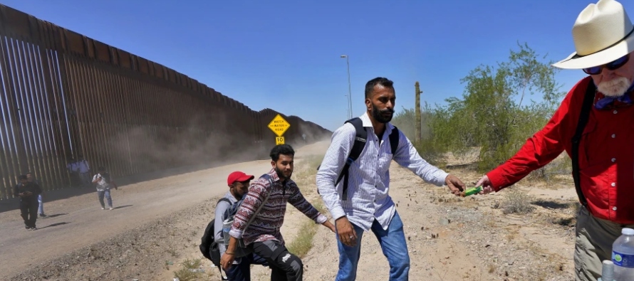 El Salvador impone tarifa de 1,130 dólares a viajeros de África e India