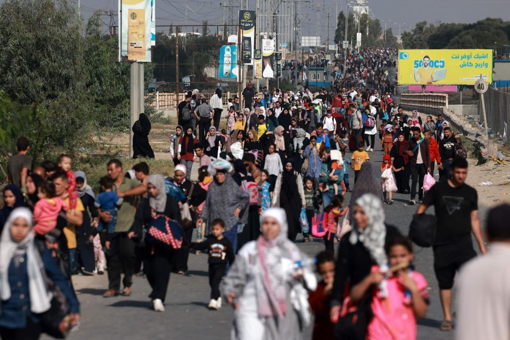 Huyen miles de guerra desde Franja de Gaza