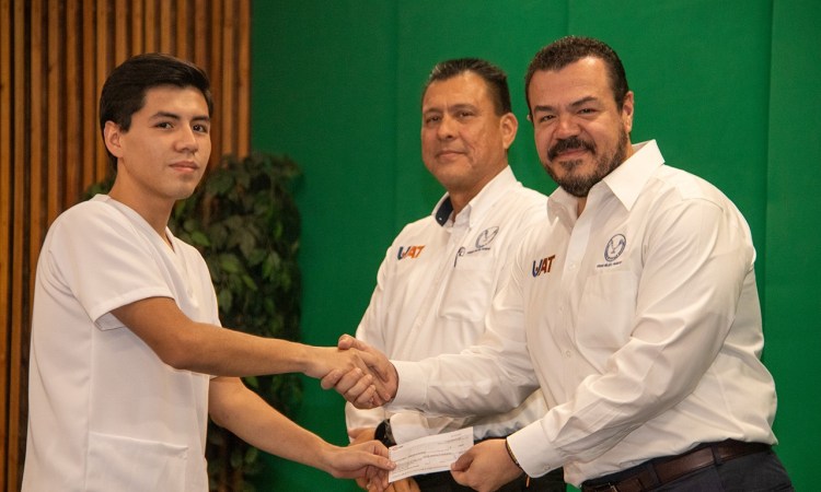 Apoya UAT superación escolar de hijos del personal docente sindicalizado