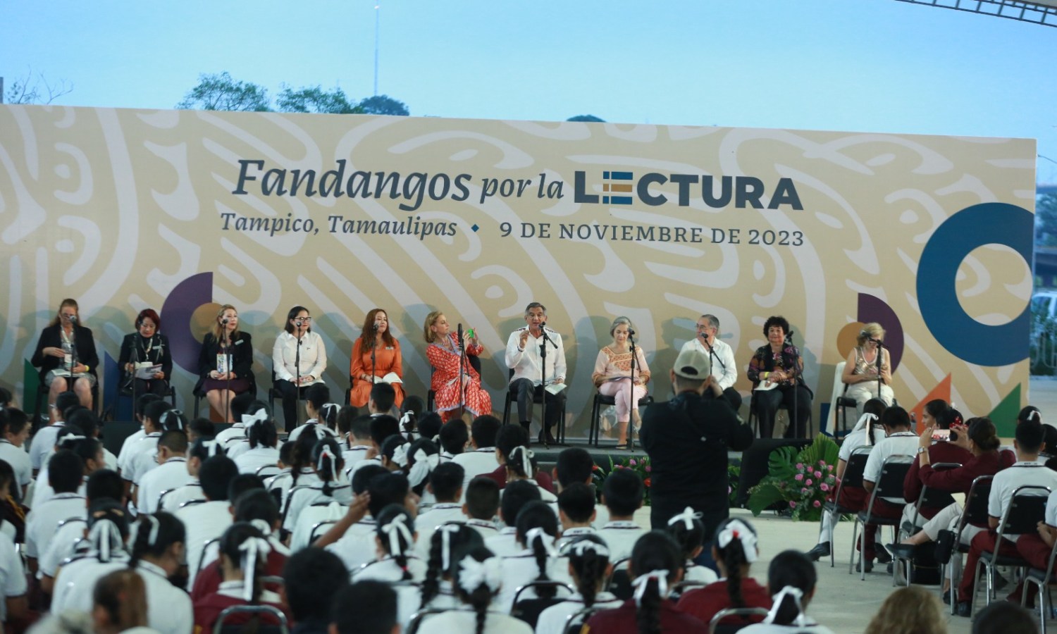 Leer para fortalecer la transformación, pide Américo a estudiantes