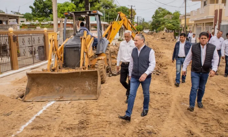 Brinda Adrián Oseguera más Vialidades Dignas