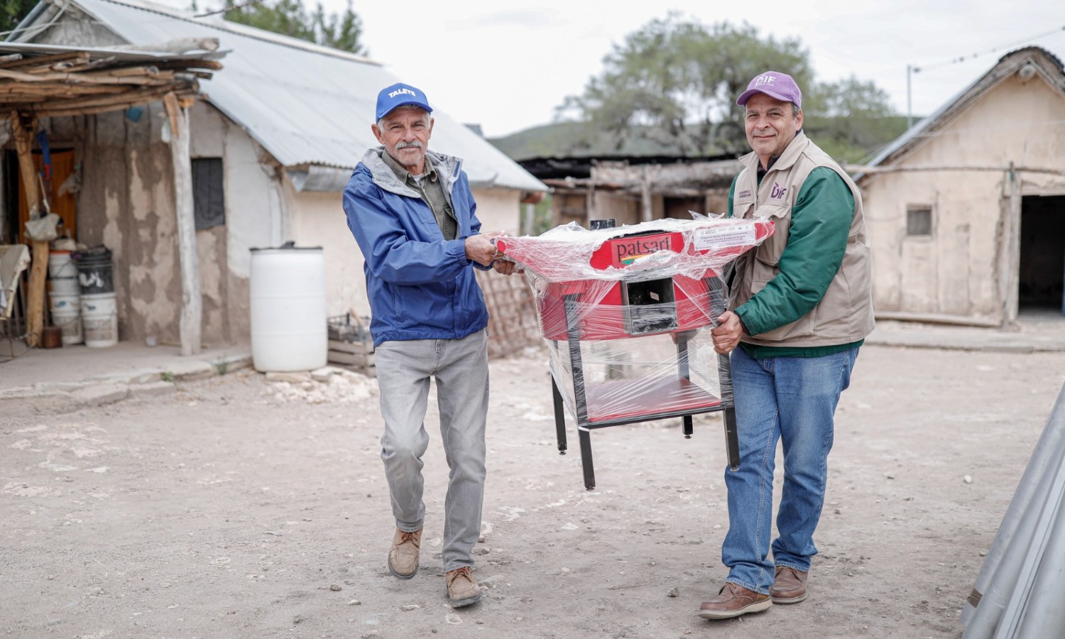 Beneficia DIF Tamaulipas a familias de San Carlos con estufas ecológicas