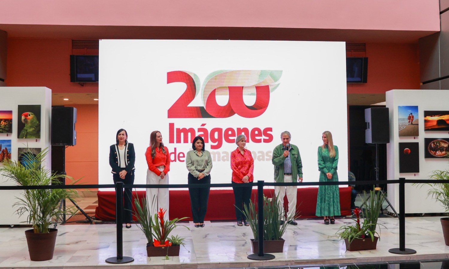 Inaugura María de Villarreal la exposición fotográfica “Cien imágenes”