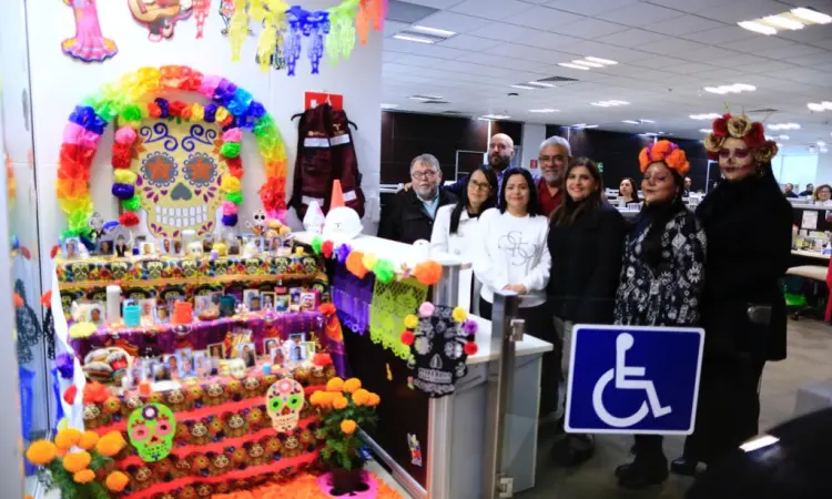La Secretaría de Administración presenta altar de muertos en Torre Bicentenario