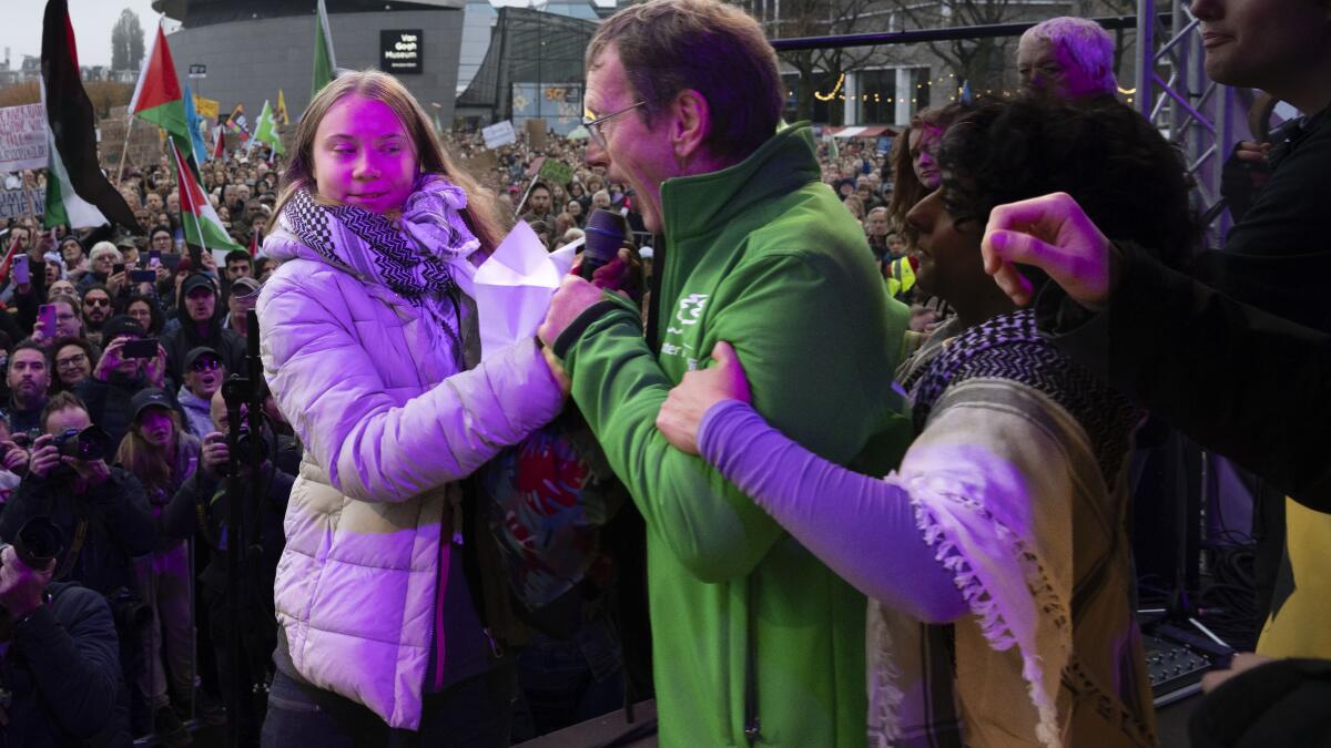 Invita Thunberg a mujer palestina a hablar en marcha