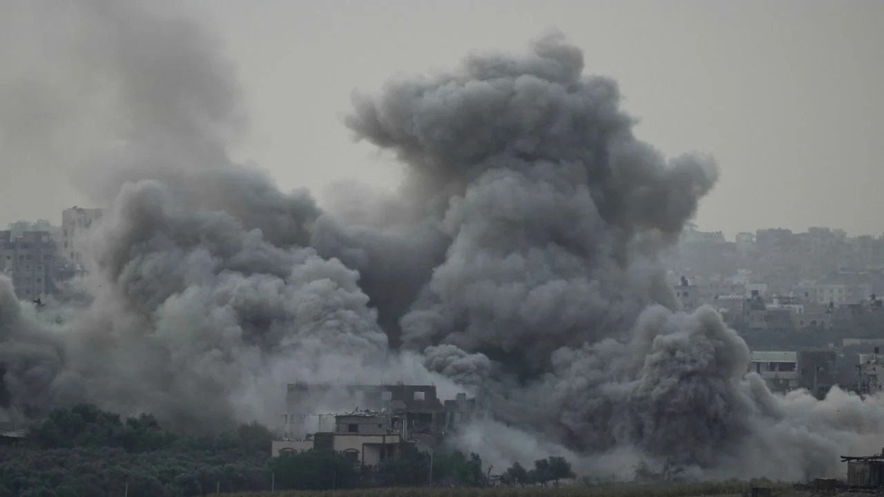 Israel ataca inmediaciones de varios hospitales mientras sus tropas avanzan en la Ciudad de Gaza