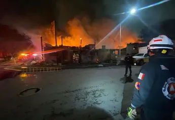 Se incendia bodega de carbón en Monterrey