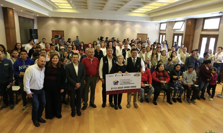 Entregan Américo y María tarjetas de pensión a personas con discapacidad