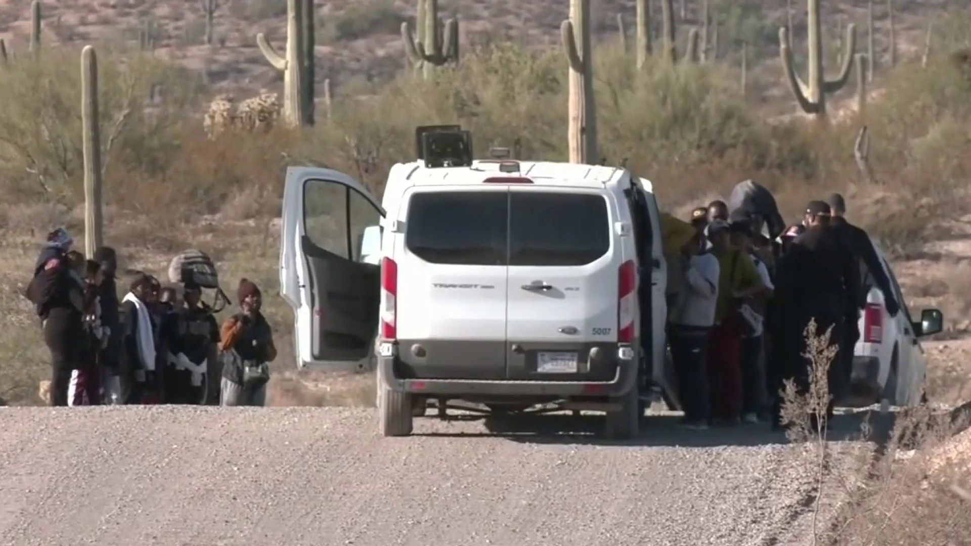Migrantes abruman a agentes de EEUU en remoto cruce fronterizo de Arizona