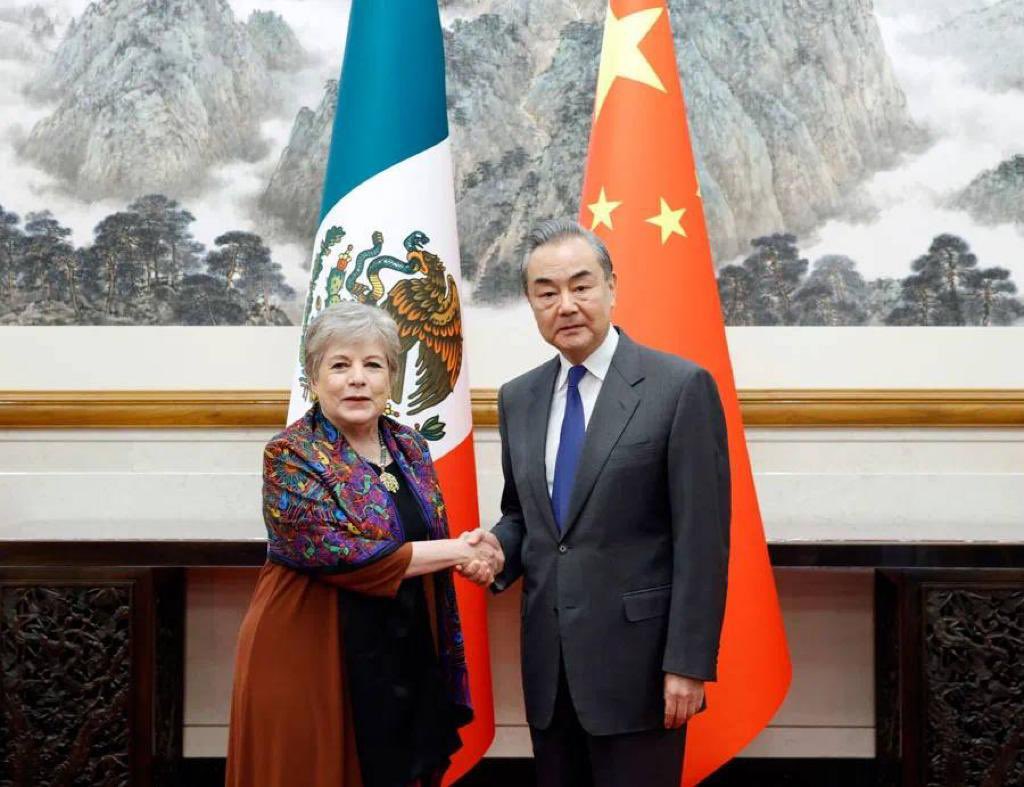 Canciller Alicia Bárcena visita China en busca de ayuda para afectados por huracán “Otis”