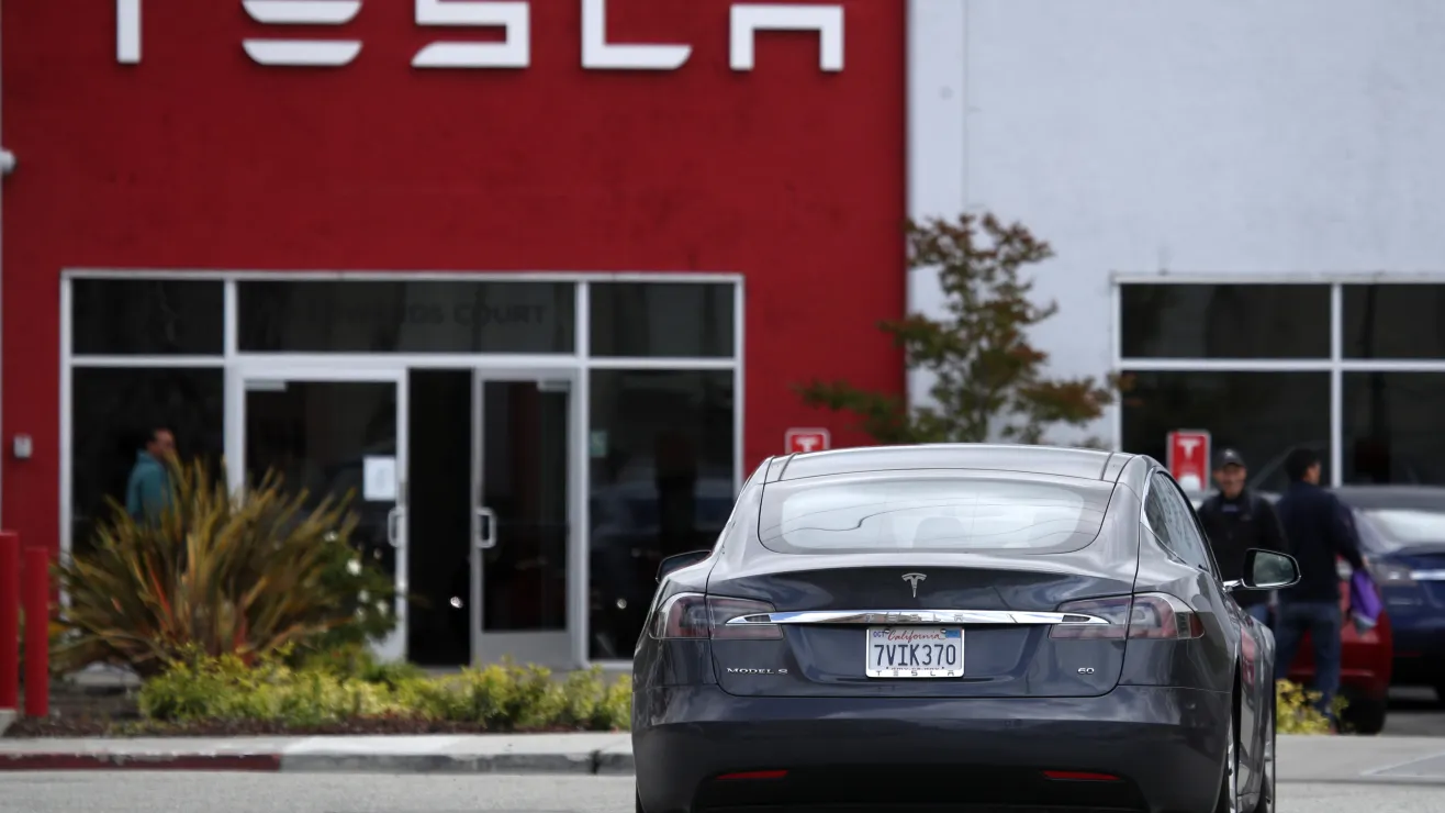 Tesla llama a talleres a más de dos millones de autos para solucionar problemas con Autopilot