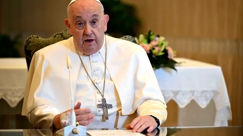 El papa pide al personal del Vaticano evitar “posiciones ideológicas rígidas”
