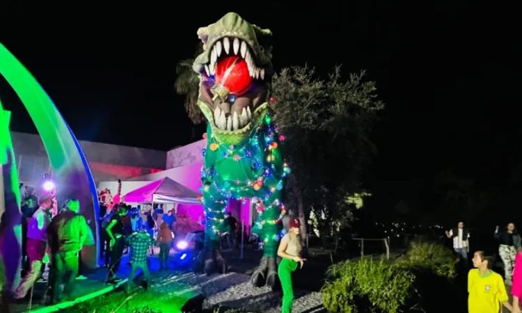 Encienden el “Dino Navideño” en el Tamux, en medio de villancicos, bailes y Santa Claus