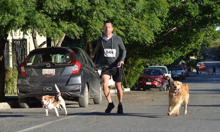 Realiza SEBIEN, carrera navideña a favor del cuidado y adopción responsable de mascotas