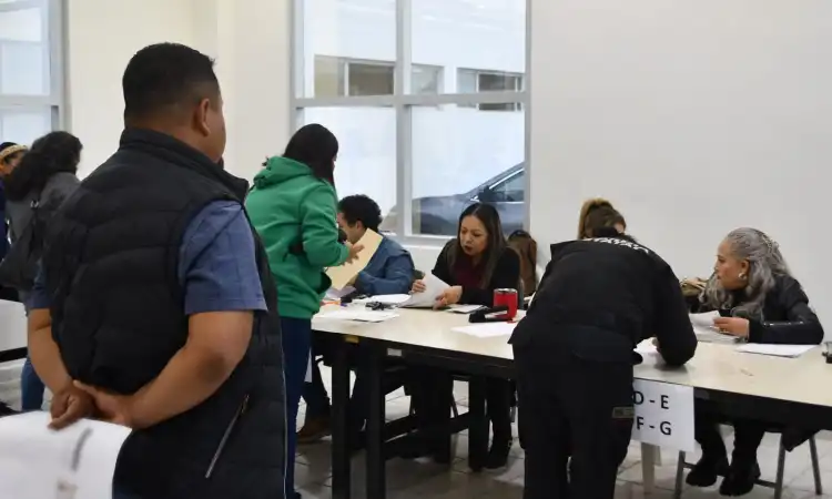 Guardia Estatal y personal de la SSPT reciben becas estatales