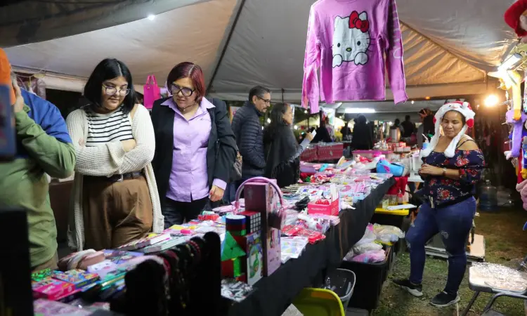 Generan ventas emprendedores locales con bazar UNE Edición Navideño