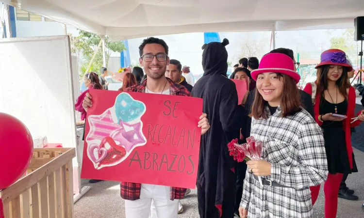 Abrazos y Regalos Iluminan el Día de San Valentín en Derecho y Ciencias Sociales