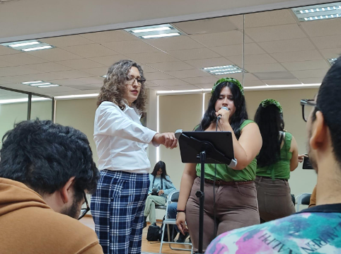 Imparten Master Class de canto a universitarios