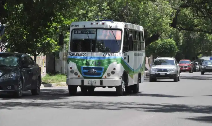 Sigue disputa por aumento al transporte público