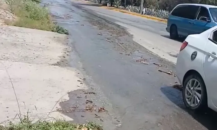 Grave fuga de agua afecta zona escolar y vecindario, COMAPA reporta control
