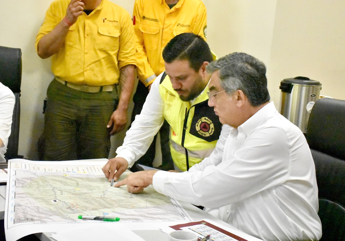 Avanza control de incendio en Cañón del Novillo; reconoce gobernador labor de brigadistas