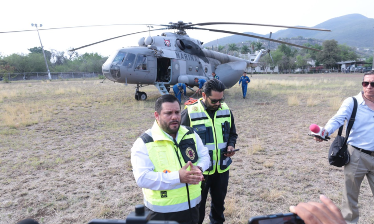 Inicia helicóptero de SEMAR combate a incendio en Cañón del Novillo