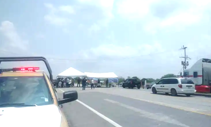 Continúa bloqueo de carretera a la altura de San Fernando