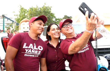Casandra de los Santos recorre Tianguis Nocturno “Las Torres”