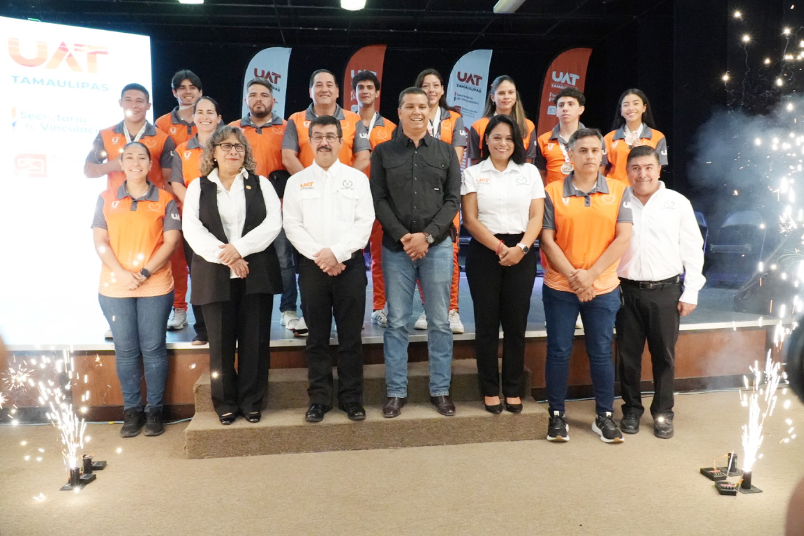 Reconoce la UAT a estudiantes destacados