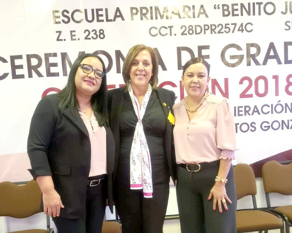 Distinción Honorífica a la Presidenta de AMPROVIC, A.C. en la Graduación de la Escuela Primaria Benito Juárez