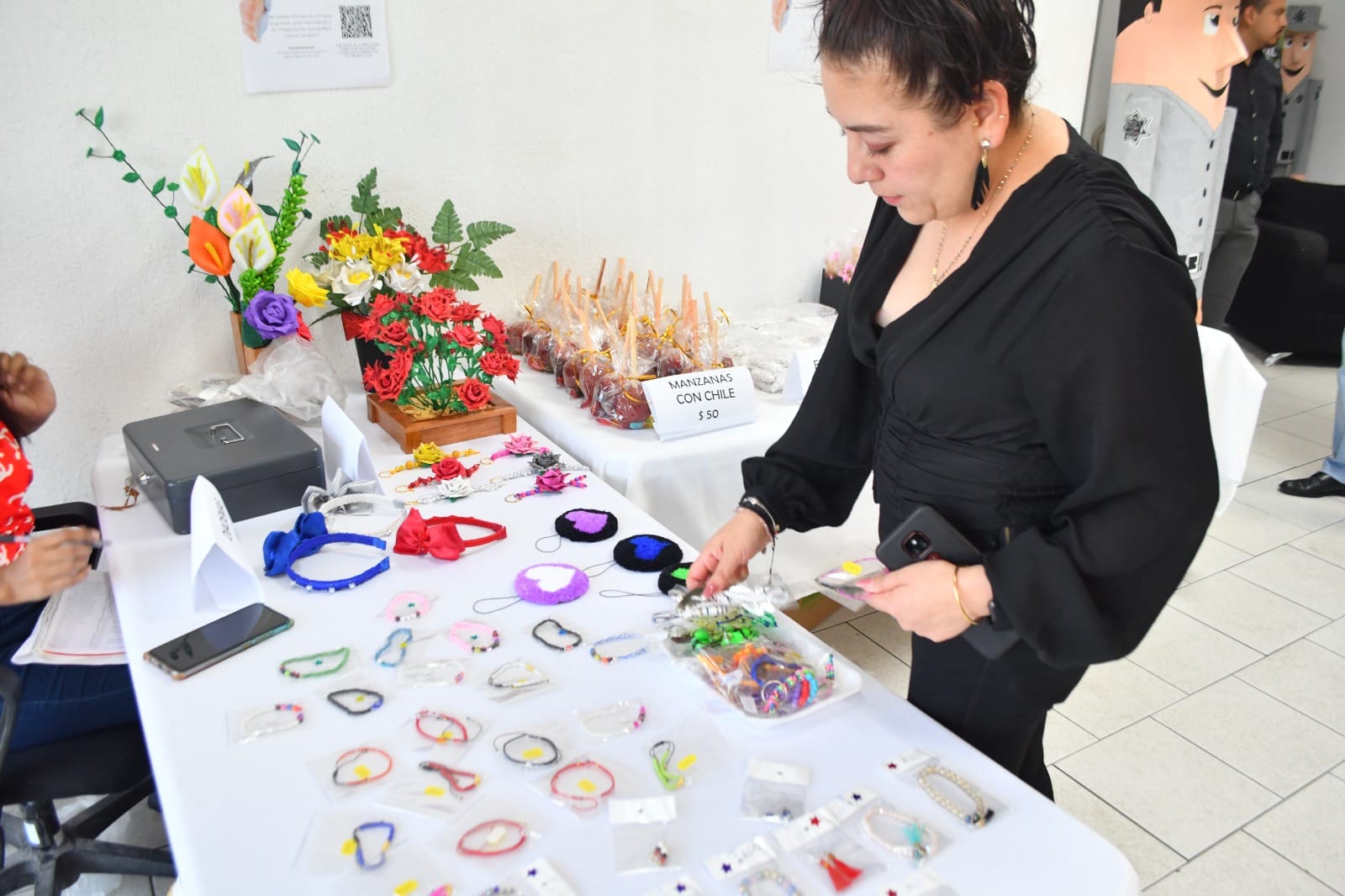 Contribuye SSPT a la reinserción social de mujeres privadas de la libertad mediante venta de  productos que elaboran