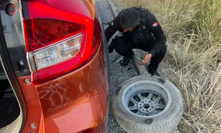 Guardia Estatal brinda apoyo a automovilistas en su tránsito por Tamaulipas