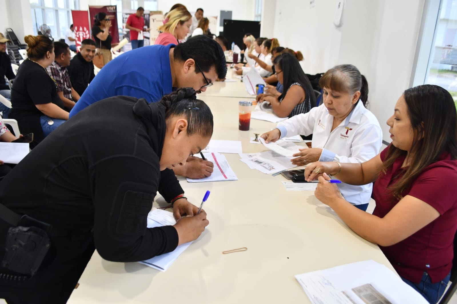 Recibe personal de la SSPT becas para servidores públicos e hijos