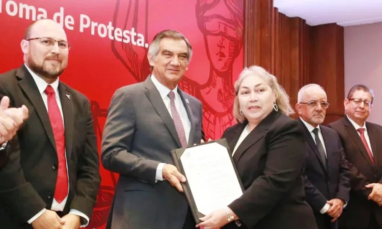 Entrega Américo patentes de aspirantes a notarios públicos