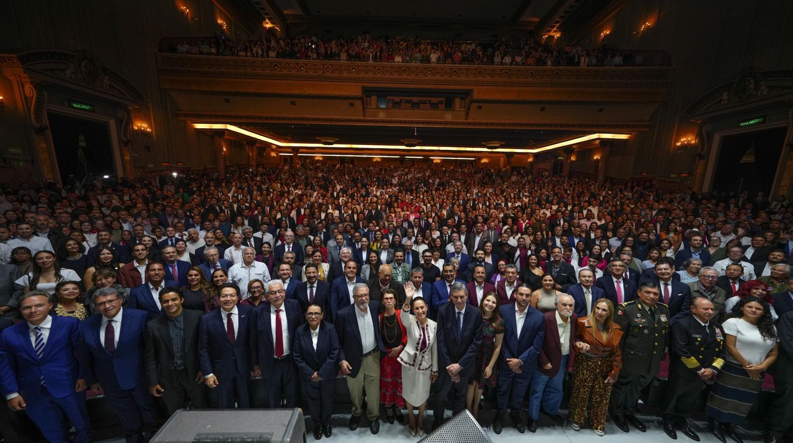 Asiste Américo Villarreal a celebración tras entrega de constancia a Claudia Sheinbaum como primera  presidenta de México