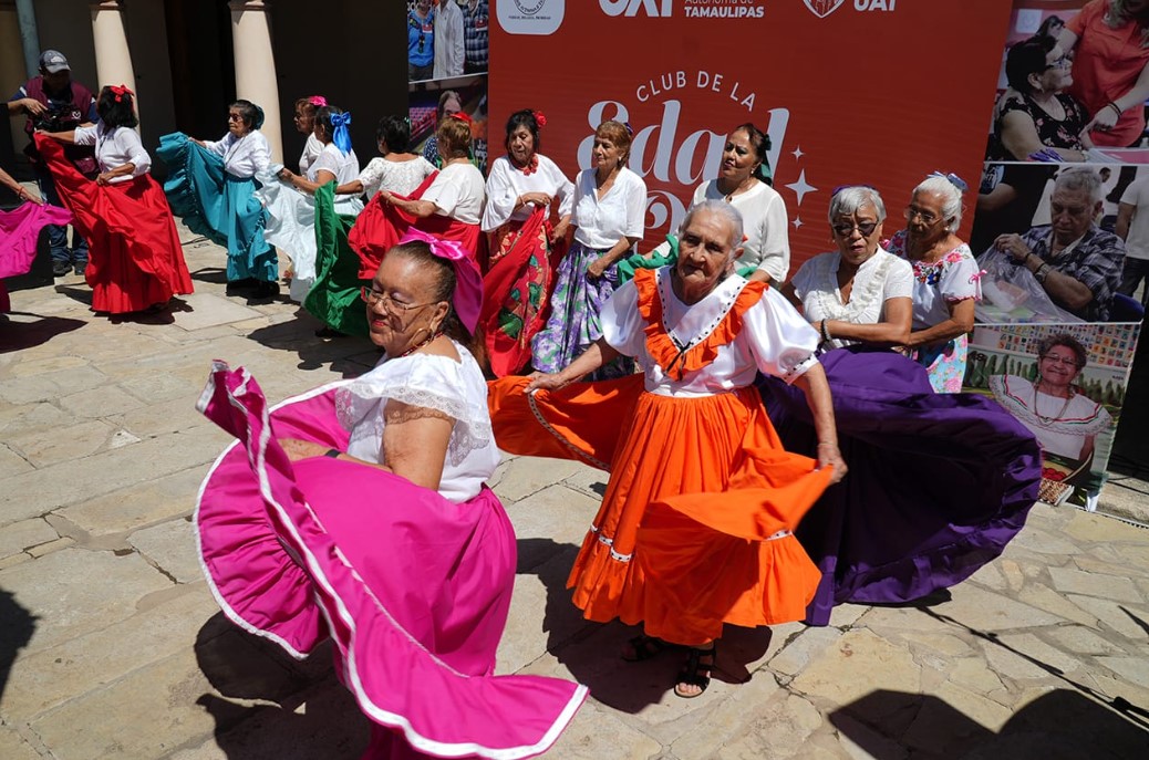 Festeja UAT al club universitario Edad de Oro en el Día de los Abuelitos