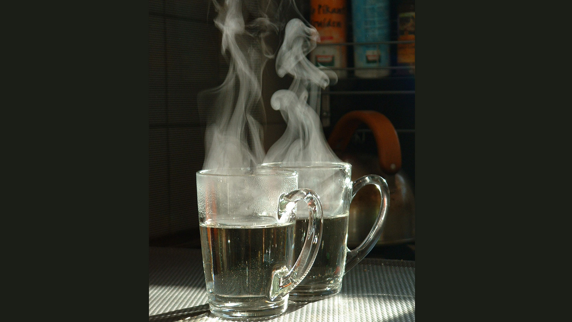 ¿Qué pasa si tomas agua tibia en las mañanas?