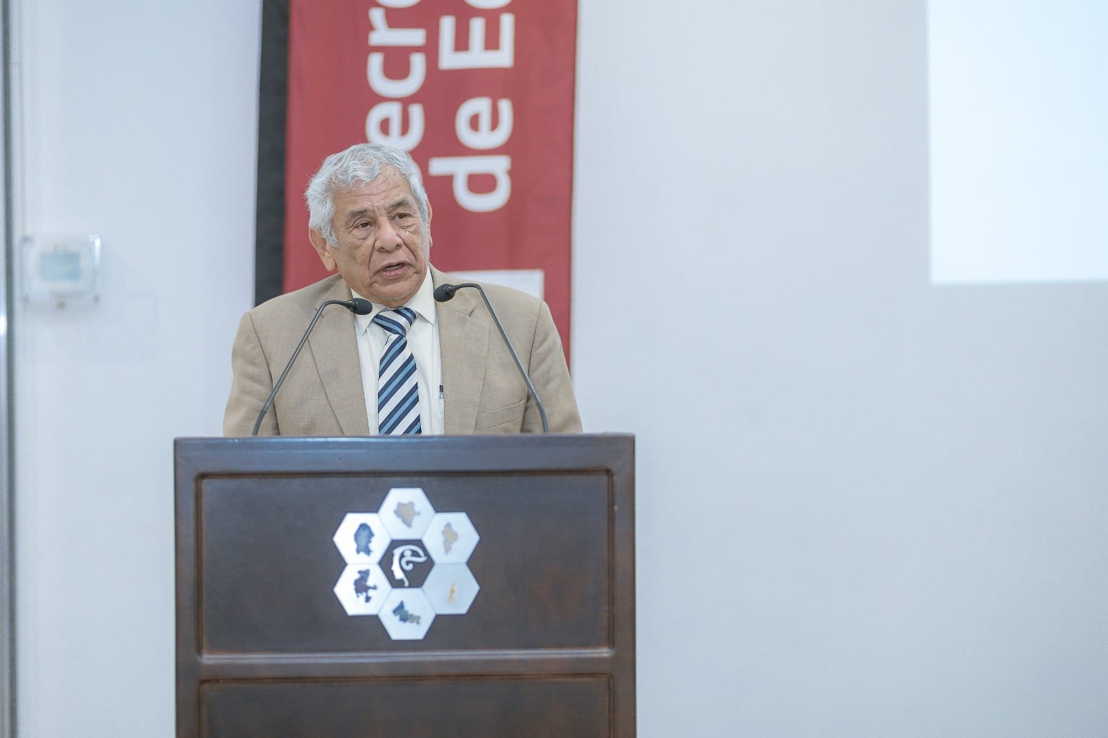 Proponen modelo holístico para la transformación  educativa
