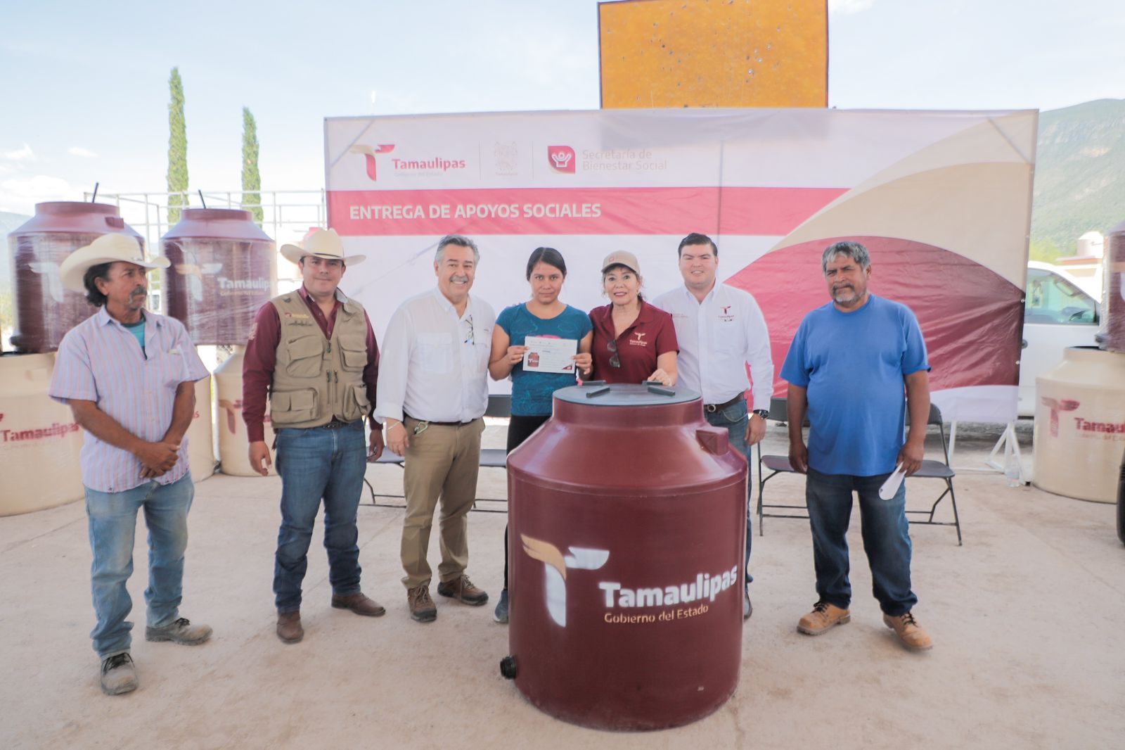 Cumple gobernador con pobladores del ejido Francisco Villa de Tula