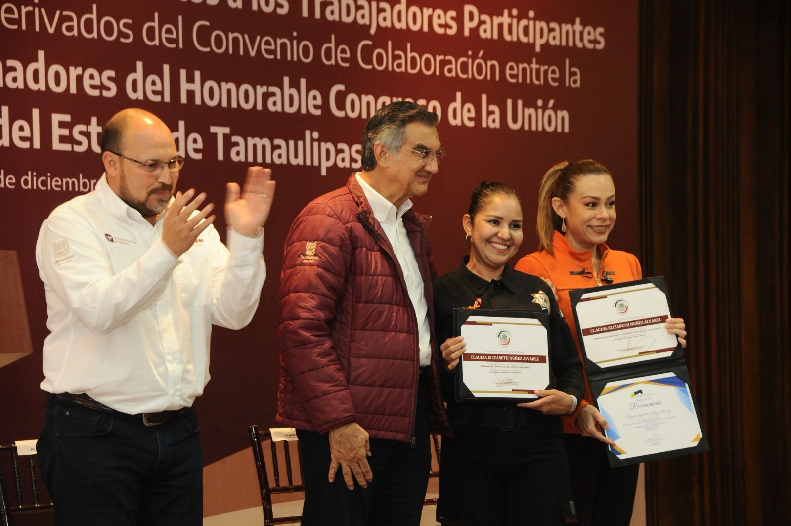 Entrega gobernador reconocimientos a servidores  públicos capacitados por el Senado