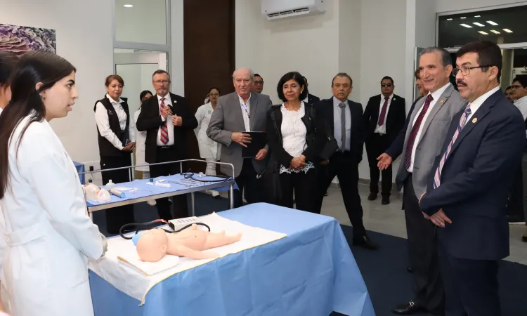 Rector de la UAT supervisa equipamiento en la Facultad de Medicina Tampico