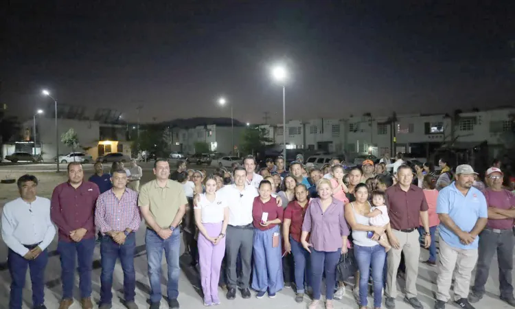 Se ilumina con modernas lámparas fraccionamiento Familias Fuertes